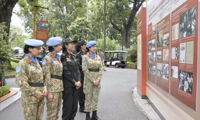 Trưng bày hình ảnh Đại tướng Võ Nguyên Giáp duyệt binh lần đầu tại Hà Nội năm 1945