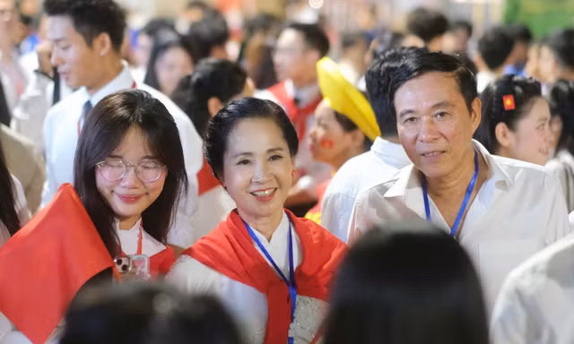 Người dân đứng kín phố Quán Thánh cổ vũ nghệ sĩ tổng hợp luyện diễu hành A80