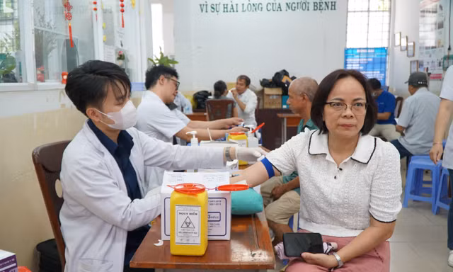 Nhộn nhịp khám sức khỏe miễn phí ngày cuối tuần ở TPHCM