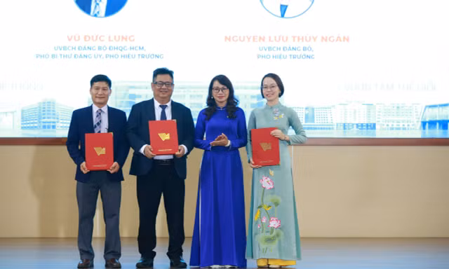 Trao quyết định công tác cán bộ cho 25 nhân sự chủ chốt Đại học Quốc gia TPHCM