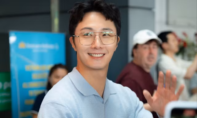 Diễn viên Jung Il Woo ký tặng người hâm mộ ở sân bay Tân Sơn Nhất