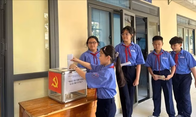 Lý do nhiều trường học tại TPHCM không nhận hoa ngày 20/11 