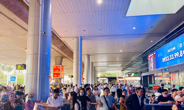 Dòng người nghỉ Tết bắt đầu đổ về sân bay Tân Sơn Nhất