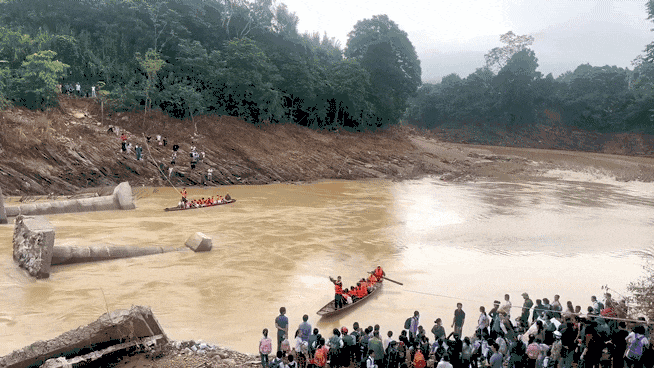Cầu bị lũ cuốn trôi, hơn 200 học sinh và giáo viên phải ngồi thuyền vượt suối đến trường