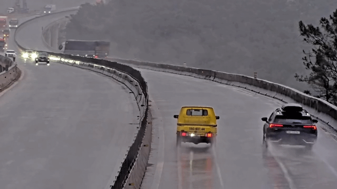 Xe tải lật chắn ngang cầu vượt trên cao tốc, giao thông tắc nghẽn