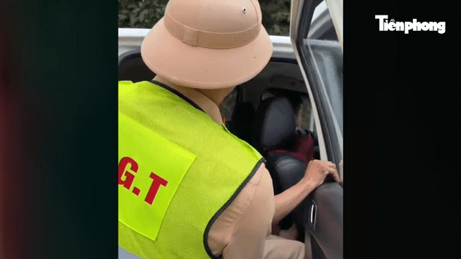 CSGT dùng xe chuyên dụng 'chạy đua với thời gian', cứu nạn nhân nguy kịch