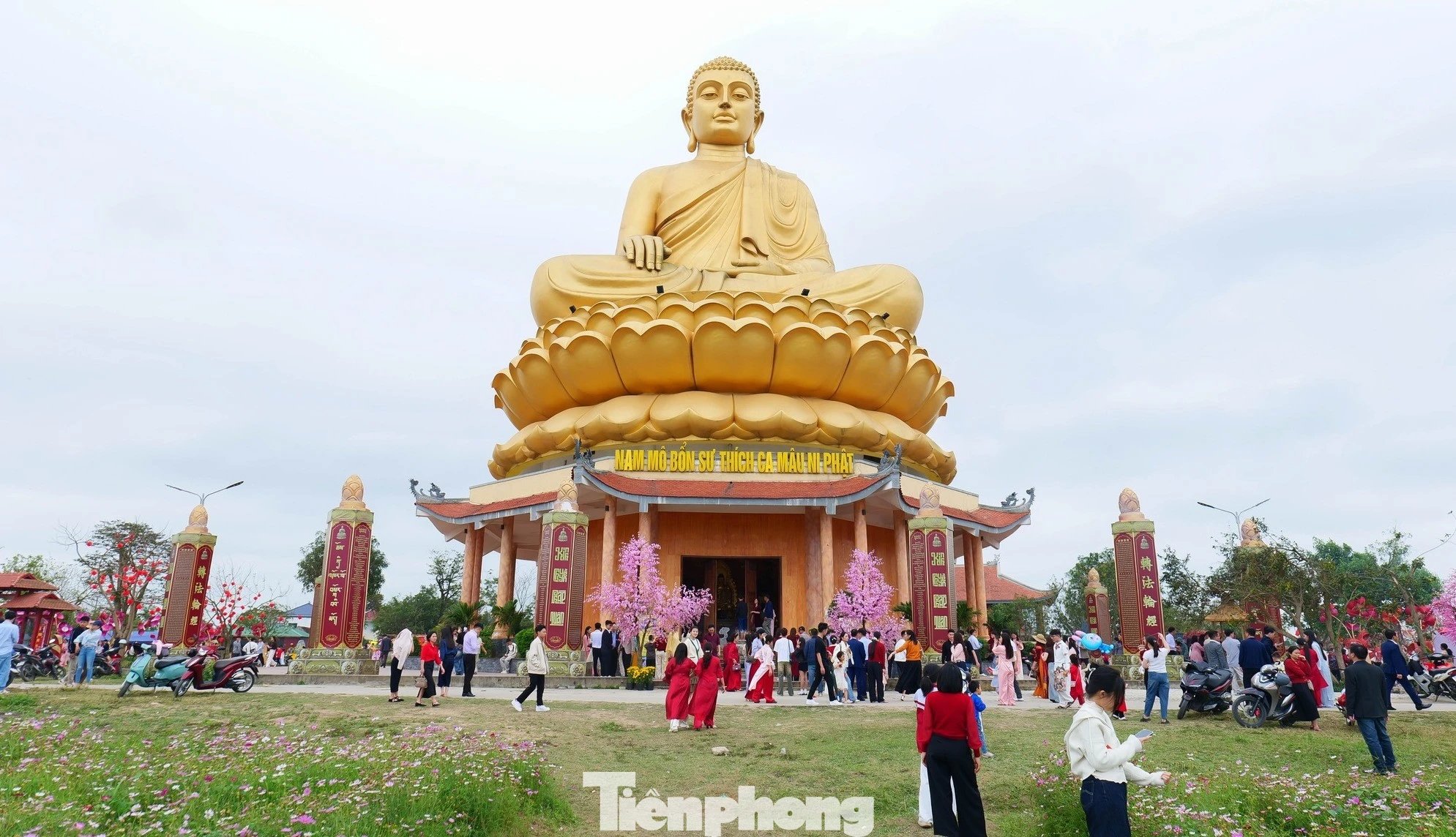 Hàng nghìn du khách nô nức hành hương về chùa Phúc Lạc đầu xuân Bính Ngọ
