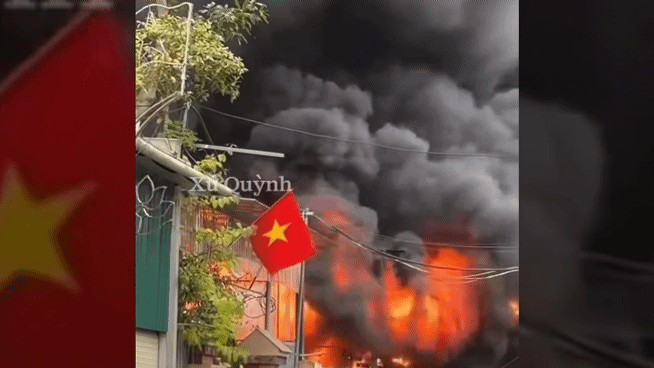 Nghệ An: Lửa bốc cháy ngùn ngụt, cột khói đen cao hàng chục mét ở nhà dân