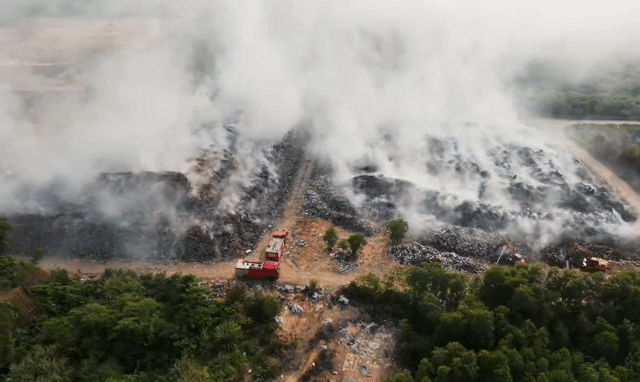 Cận cảnh bãi rác khủng âm ỉ cháy suốt 10 ngày qua gây ô nhiễm nặng