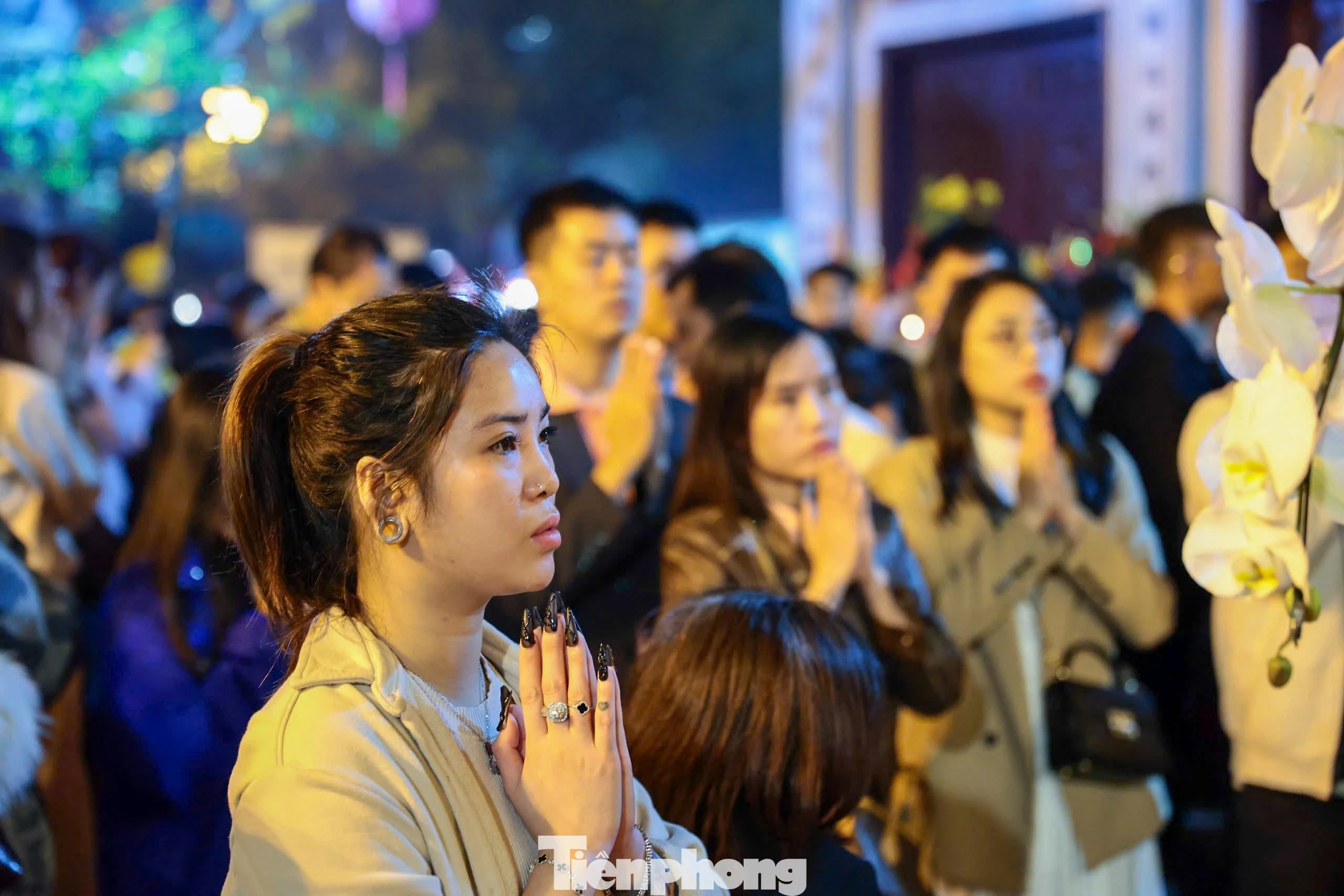 Biển người đổ về Phủ Tây Hồ sau giao thừa cầu lộc năm Bính Ngọ