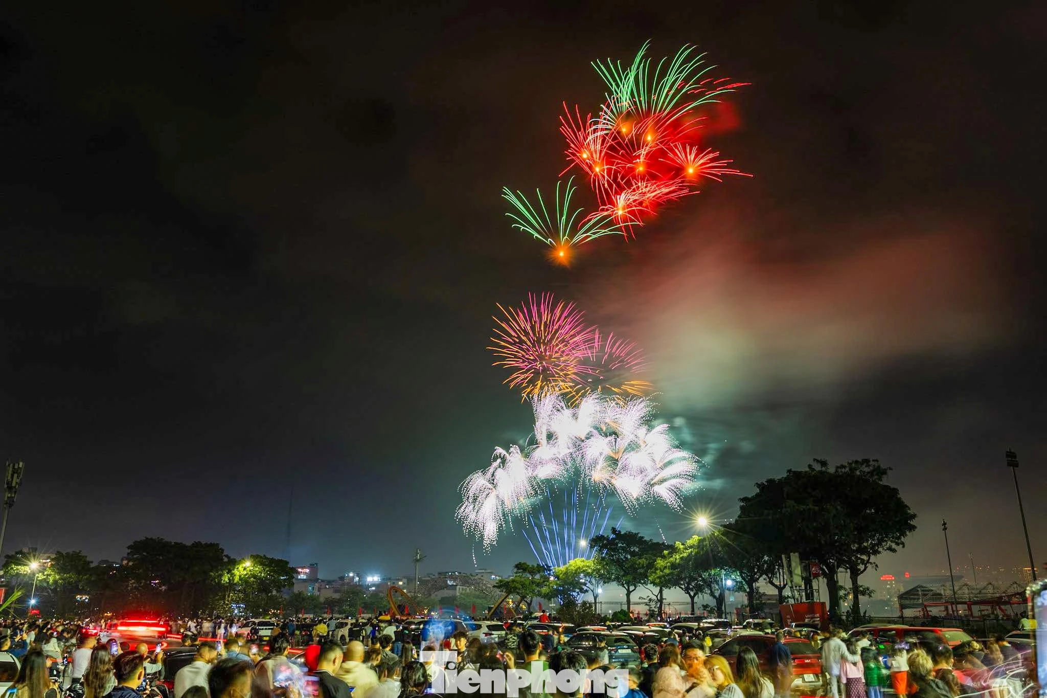 Màn pháo hoa đón Giao thừa 2026 tại Hà Nội rực rỡ với hiệu ứng ánh sáng đa tầng