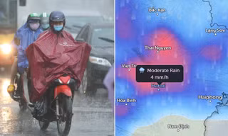 Người dân Hà Nội di chuyển trong mưa khi không khí lạnh tràn về