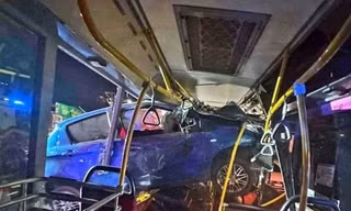 Camera ghi lại cảnh ô tô lao lên không trung trước khi đâm vào xe bus.