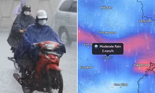 Người dân Hà Nội di chuyển trong mưa dông