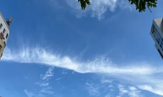 Dải mây trắng lạ vắt ngang bầu trời Hà Nội sáng nay: Báo hiệu gì về thời tiết?