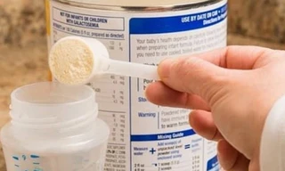 Nestlé thu hồi sữa công thức NAN do nghi nhiễm độc tố, người dùng nên làm gì?