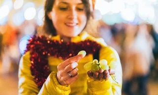 Ăn 12 trái nho đêm Giao thừa: Nho xanh hay nho tím mang lại nhiều may mắn?