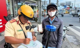 Người vi phạm giao thông không nộp phạt: Nếu không có lương để khấu trừ thì sao?