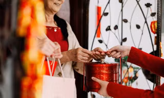 Chọn tuổi xông nhà Tết Bính Ngọ: Tuổi nào tam hợp, nhị hợp và nên ưu tiên gì?