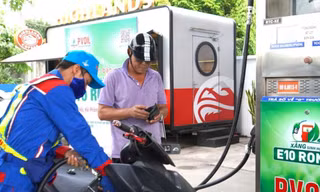 Người dân đổ xăng trong ngày nắng nóng tại Hà Nội
