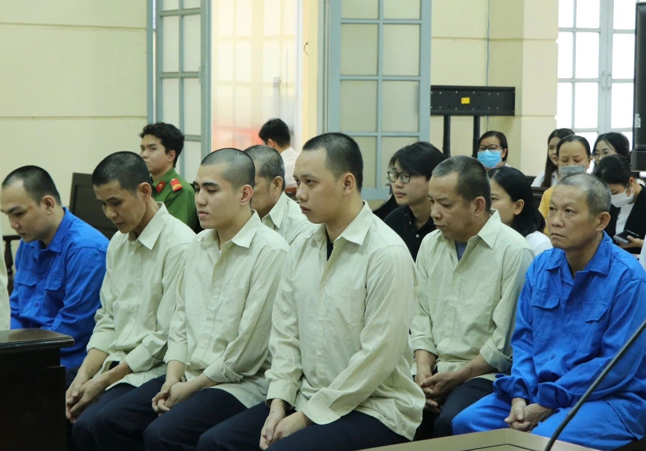 TAND TP.HCM xử phạt 11 bị cáo vụ khiêng quan tài quảng cáo trước chợ Bến Thành