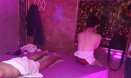 Hà Nội: Nữ nhân viên massage kiêm bán dâm khai 'thu nhập' tới 200 triệu đồng/tháng