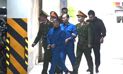 Cảnh sát dẫn giải nhóm cựu thẩm phán, kiểm sát viên, chấp hành viên đến tòa