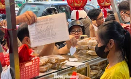 Xếp hàng cả tiếng để mua bánh trung thu, hơn 20 nhân viên phục vụ không ngơi tay