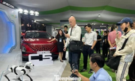 Chó robot tự di chuyển, làm trò và sủa như thật ở TPHCM