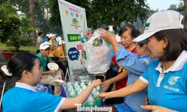 Người dân TPHCM hào hứng đi 'đổi rác lấy quà'