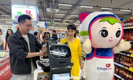 'Thượng đế' thời 4.0 đi siêu thị được robot mời bánh, quét Face ID mở tủ gửi đồ