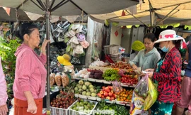 Thị trường rằm tháng Bảy: Trăm người bán, vài người mua