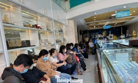 Lý do nhiều người 'quay xe' khi vừa tới tiệm vàng