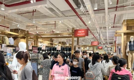Càng về đêm, tín đồ săn sale Black Friday càng đông