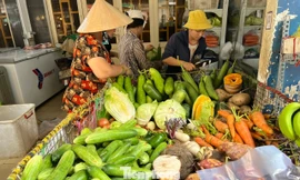 Hà Nội: Giá rau xanh có loại 180.000 đồng/kg, tôm hùm chỉ 200.000 đồng/kg 