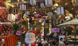 Đường phố TPHCM rộn ràng không khí Giáng sinh