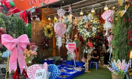 Đồ Noel giá 'sập sàn', nhân viên đội nắng ra đường đón khách vẫn không thấy