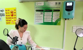 Quán cà phê kiêm trạm sạc xe điện: Chủ quán 'vừa làm vừa dò'