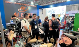 Xe điện Trung Quốc đổ bộ, người dân TPHCM tấp nập đến chạy thử