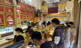 Người dân chen chân 'vét' sạch vàng giữa 'cơn bão' giá