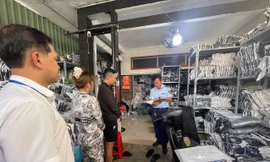 TPHCM phát hiện hơn 1.500 áo khoác 'ba không' chào bán ở chợ mạng