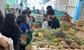 Người dân TPHCM háo hức ‘đổi rác lấy quà’