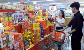 Hàng Tết giá mềm ‘phủ sóng’ thị trường 