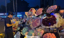 Sinh viên làm thêm dịp 20/10: Kiếm ít tiền phụ giúp gia đình, mệt nhưng vui