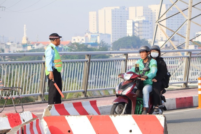Lối xuống cầu Bình Lợi, hướng sân bay Tân Sơn Nhất về TP Thủ Đức cũ chỉ có xe máy lưu thông.