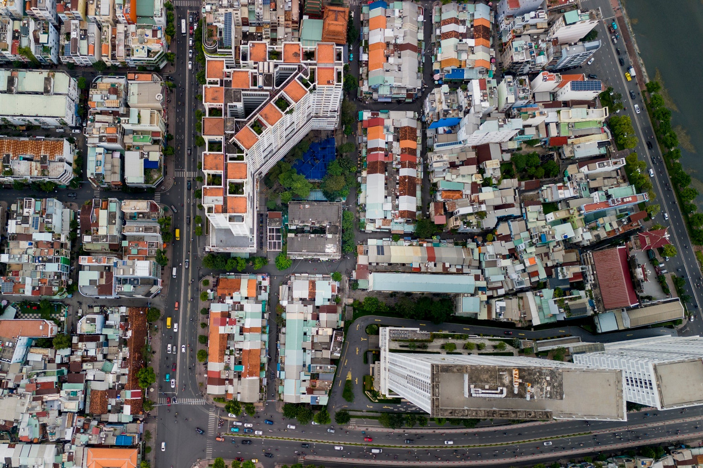 Ngoài chung cư Vĩnh Hội, tại phường Khánh Hội còn có 2 chung cư xếp vào loại D là chung cư Hoàng Diệu và Tôn Thất Thuyết. Hai chung cư này chưa được thành phố triển khai chính sách di dời.