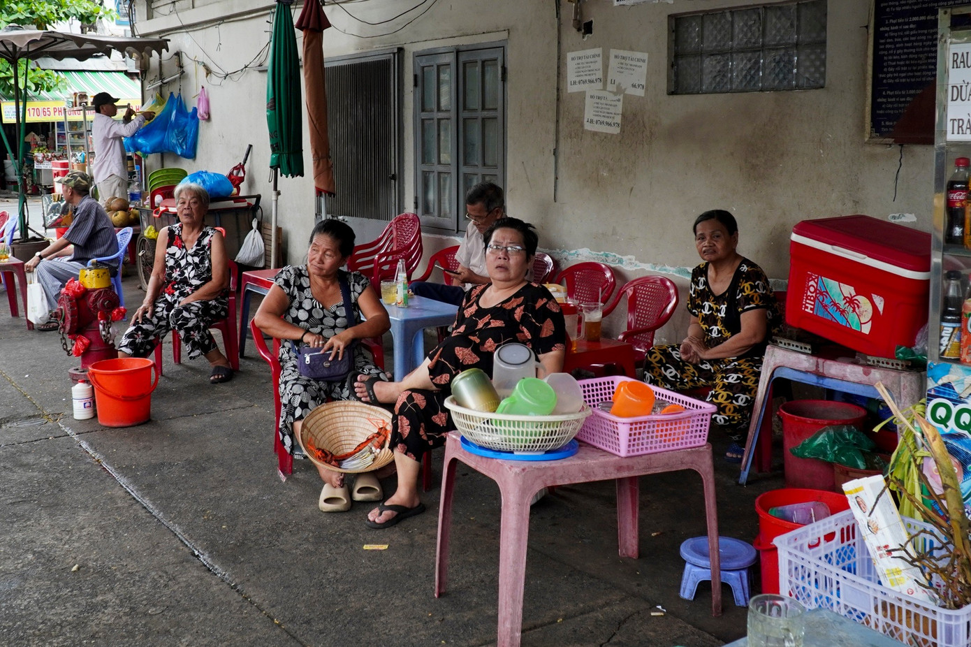 Người dân cho hay họ đã quen nơi ở hiện tại và lo ngại việc tạm cư sẽ kéo dài, trong khi đó giá đền bù vẫn chưa được thống nhất.