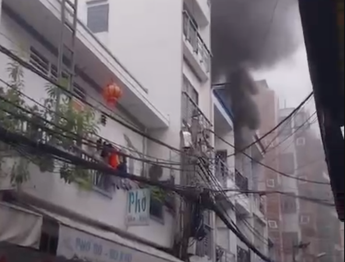 Cột khói bốc lên dữ dội.