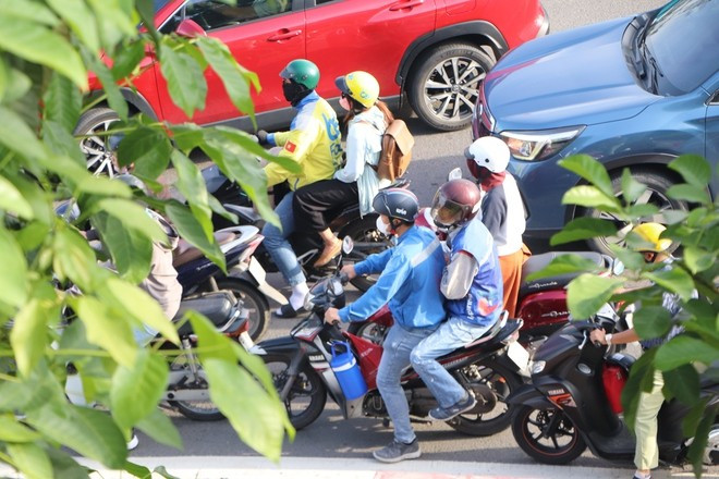 Tình trạng ùn ứ xảy ra xung quanh vòng xoay Bình Lợi.