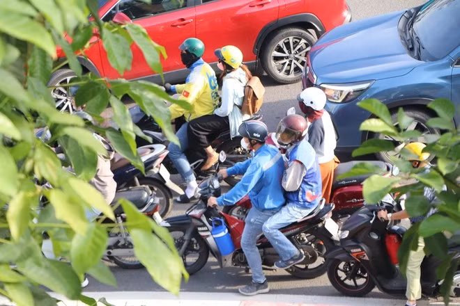 Tình trạng ùn ứ xảy ra xung quanh vòng xoay Bình Lợi.
